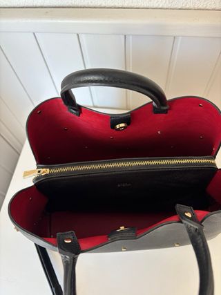 Bolso Negro Sferas con Tachuelas Doradas