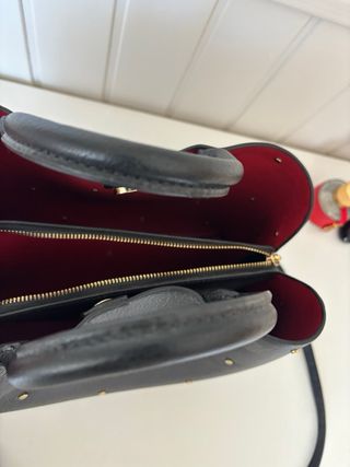 Bolso Negro Sferas con Tachuelas Doradas