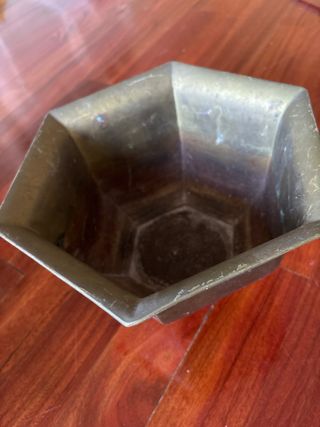 Maceta antigua de latón