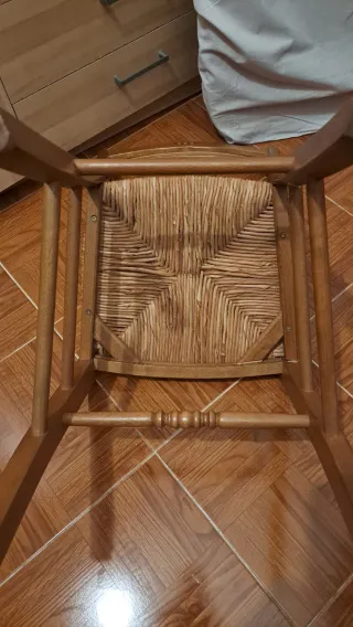 Silla de madera con asiento de ratán