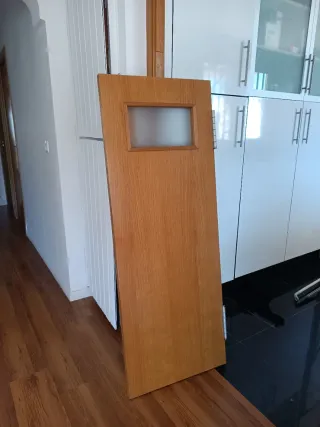 Puerta de roble con cristal, abatibles.
