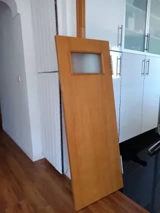 Puerta de roble con cristal, abatibles.