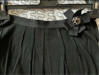 Top  nero con spilla