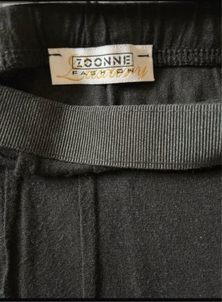 Top  nero con spilla