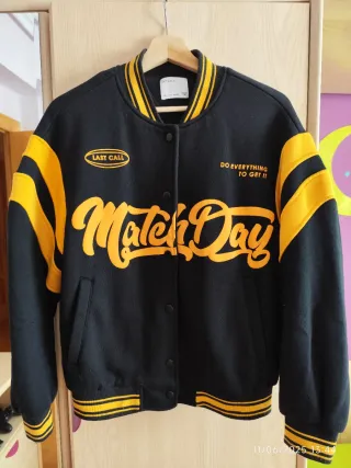 Cazadora Universitaria Bershka Negra y Amarilla