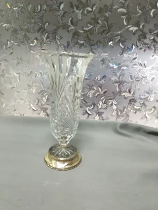 Jarrón de cristal con base plateada