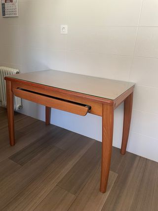Mesa extensible de madera maciza con cristal