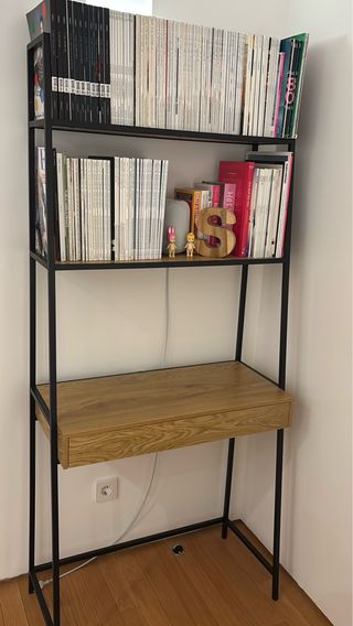 Escritorio con estantería