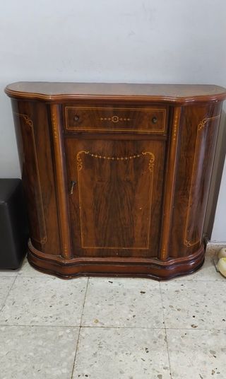 Mueble aparador de madera estilo clásico