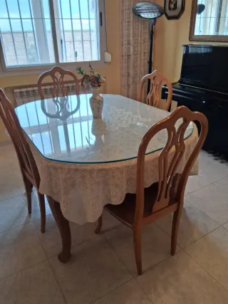 Mesa de comedor de madera y cristal
