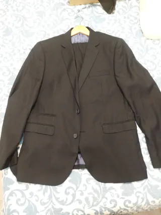 Traje de hombre azul marino oscuro