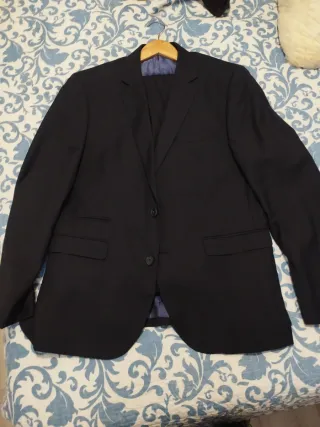 Traje de hombre azul marino oscuro