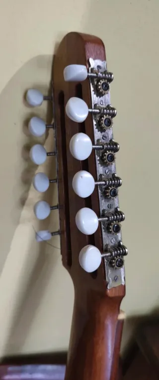 Laúd de madera de 12 cuerdas ( le faltan)