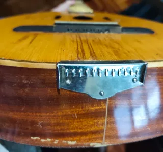 Laúd de madera de 12 cuerdas ( le faltan)