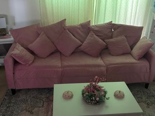 Sofá rosa de tela