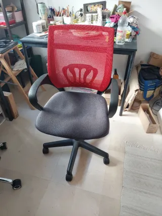 Silla de escritorio ergonómica roja y negra