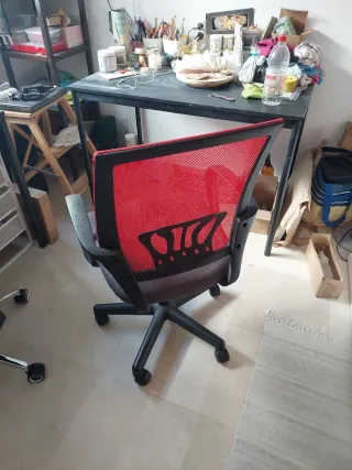 Silla de escritorio ergonómica roja y negra