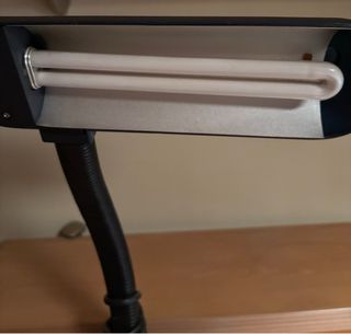 Lámpara de mesa flexo azul y negro