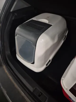 Arenero para gatos gris y blanco