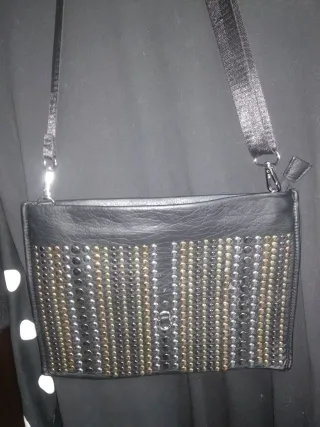 Bolso de mano con tachuelas