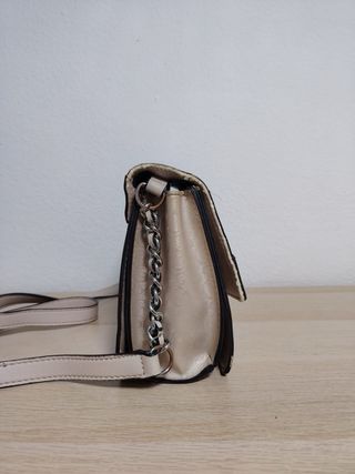 Bolso y cartera Guess beige y dorados