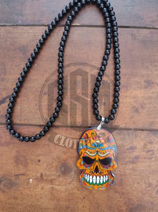 Collana con ciondolo teschio arancione