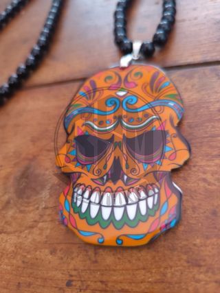 Collana con ciondolo teschio arancione