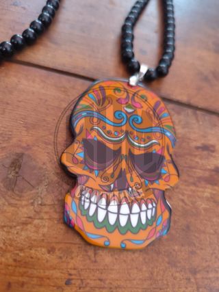 Collana con ciondolo teschio arancione