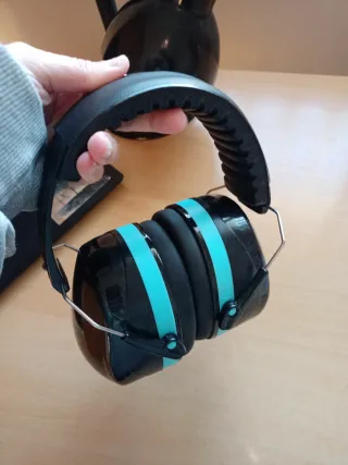 Cascos de estudio negros y azules