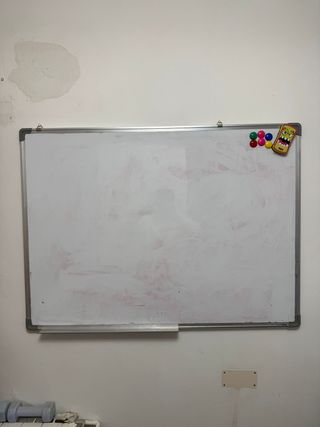 Pizarra blanca con imanes
