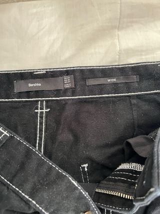 Pantalones cargo negros con costuras blancas