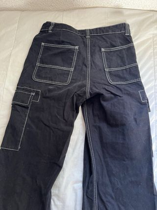 Pantalones cargo negros con costuras blancas