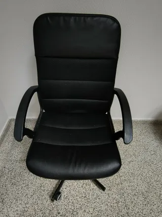 Silla de escritorio negra con ruedas.
