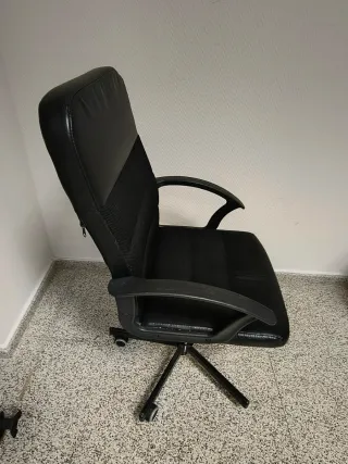 Silla de escritorio negra con ruedas.
