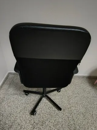 Silla de escritorio negra con ruedas.
