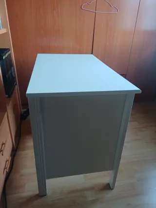 Escritorio blanco de madera