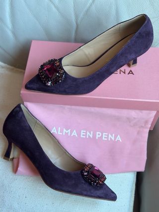 Zapatos de tacón medio bajo morados con pedrería