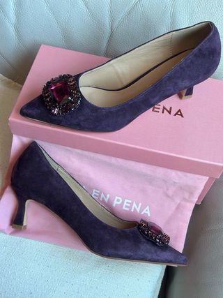 Zapatos de tacón medio bajo morados con pedrería