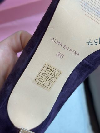 Zapatos de tacón medio bajo morados con pedrería