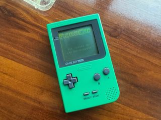 Game Boy Pocket verde con caja metacrilato