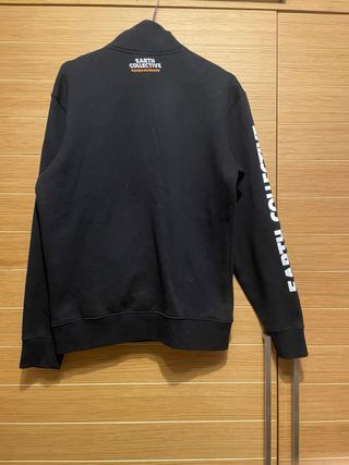 Felpa nera con zip e stampa