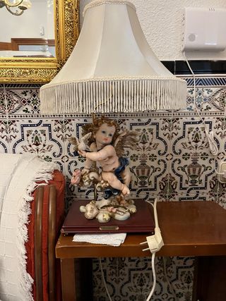 Lámpara de mesa ángel con pantalla