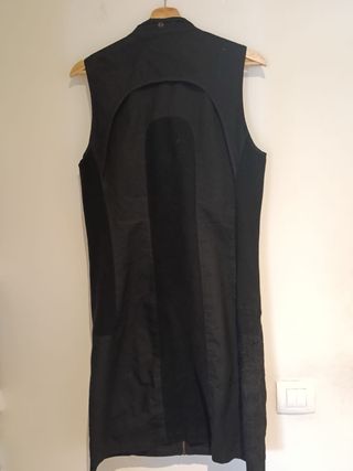 Vestido militar negro con cremalleras