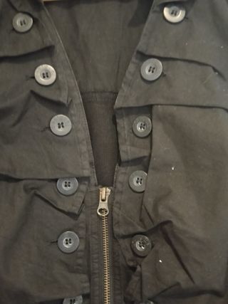 Vestido militar negro con cremalleras