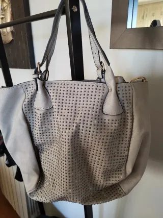 Bolso mujer gris con tachuelas