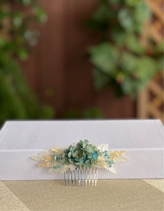 Tocado de flores preservadas