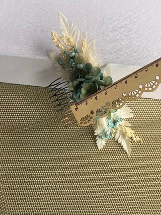 Tocado de flores preservadas