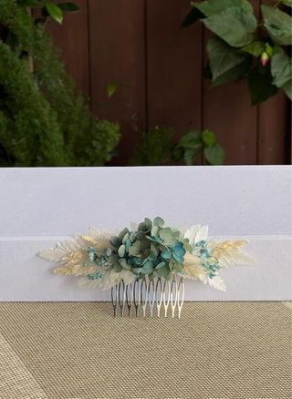 Tocado de flores preservadas