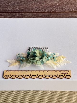 Tocado de flores preservadas