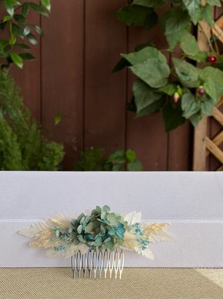 Tocado de flores preservadas